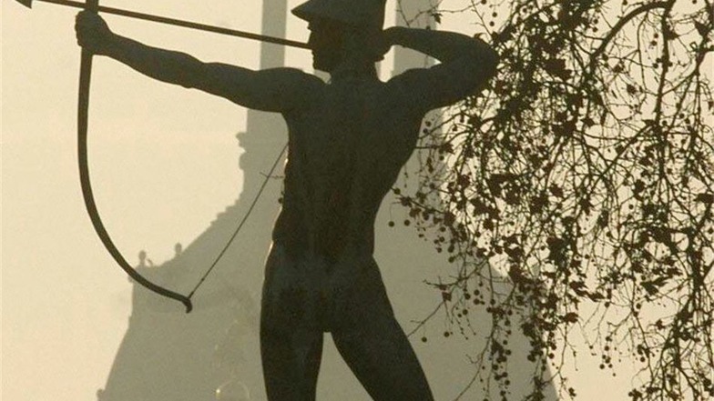 Der Bogenschütze:  Die Plastik zählt zu den bekanntesten Kunstwerken am Neustädter Elbufer. 1902 gefertigt und 1936 wieder aufgestellt, steht sie heute noch im Staudengarten.