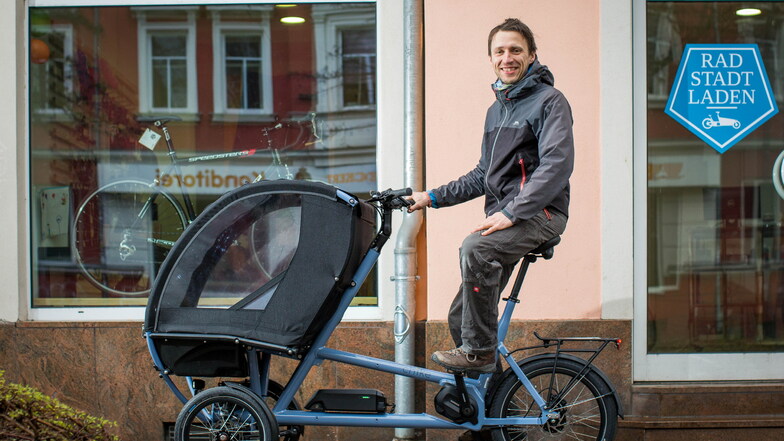 Paul Stiefenhofer auf dem Lastenfahrad vor seinem "Rad Stadt Laden" auf der Kesselsdorfer Straße.
