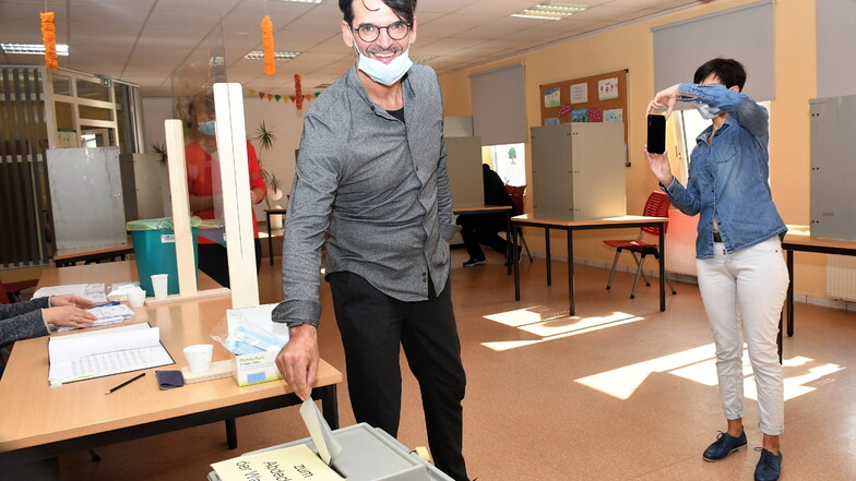 Harald Prause-Kosubek bei der Stimmabgabe im Wahllokal in der Grundschule See.
