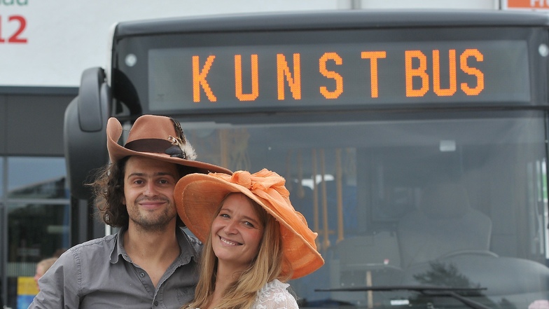 Einmal im Jahr fährt ein Kunstbus durch die Oberlausitz, unterstützt von Künstlern wie Silke Rogalla und Benjamin Kneser. Nun wird geprüft, ob ein Kulturbus öfter fahren kann.
