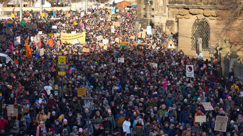 Am 21. Januar protestierten mehrere zehntausend Menschen gegen Rechtsextremismus in Dresden.