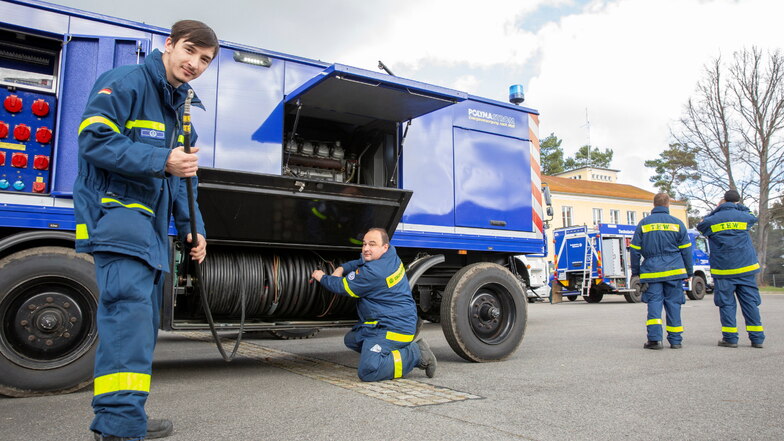 Florian Anders (vorn) und Ralf Siegemund vom Technischen Hilfswerk im Einsatz mit einem Notstromaggregat Polyma 175kVA. Das Aggregat ist dieselgetrieben. Der eingebaute Tank reicht für acht Stunden Volllastbetrieb.