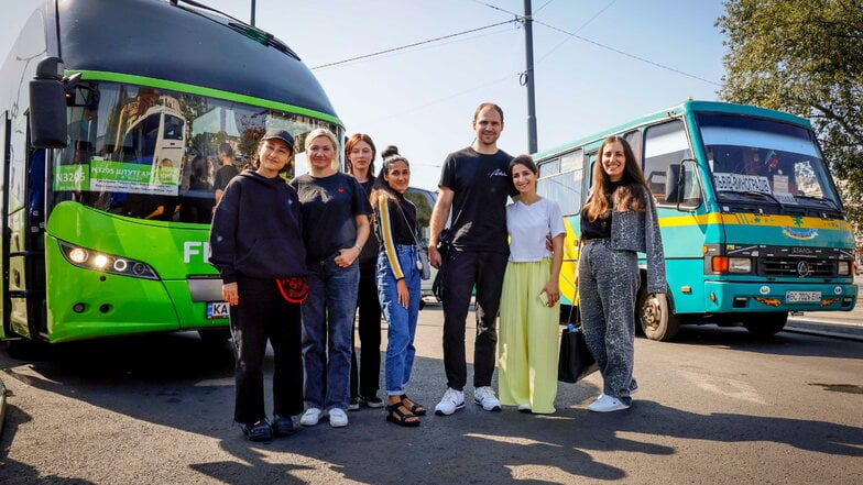 Von rechts: Alina aus Stuttgart fährt zum ersten Mal seit zwei Jahren zurück in ihre Heimatstadt Kiew, Jana aus Kiew will Arthur (russlanddeutscher Augenarzt) heiraten, Jurastudentin Julia (Mitte), Anastasia aus Weimar besucht ihren Vater in Kiew, Katerin