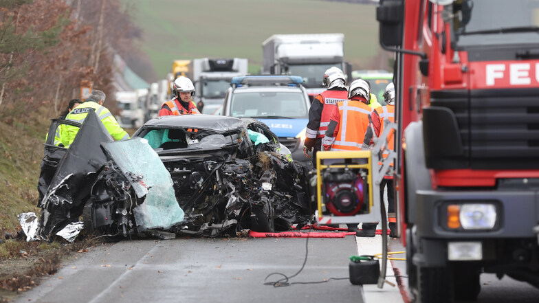 Bei einem schweren Geisterfahrer-Unfall am Mittwoch auf der A4 sind zwei Menschen gestorben. Doch war die 82-jährige Fahrerin eines Suzukis überhaupt fahrtauglich?