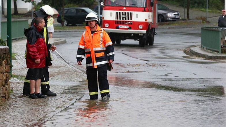 Die Schleusen komnnten in Crostwitz das Wasser nicht mehr fassen, die Feuerwehr musste ran.