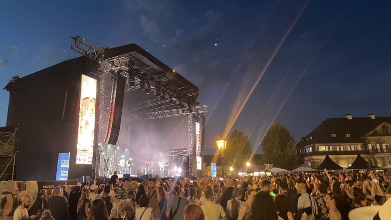 Kaffkiez spielen auf dem Theaterplatz