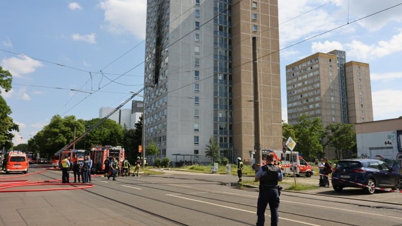 Die Feuerwehr löscht den Brand in einem Hochhaus in Leipzig.