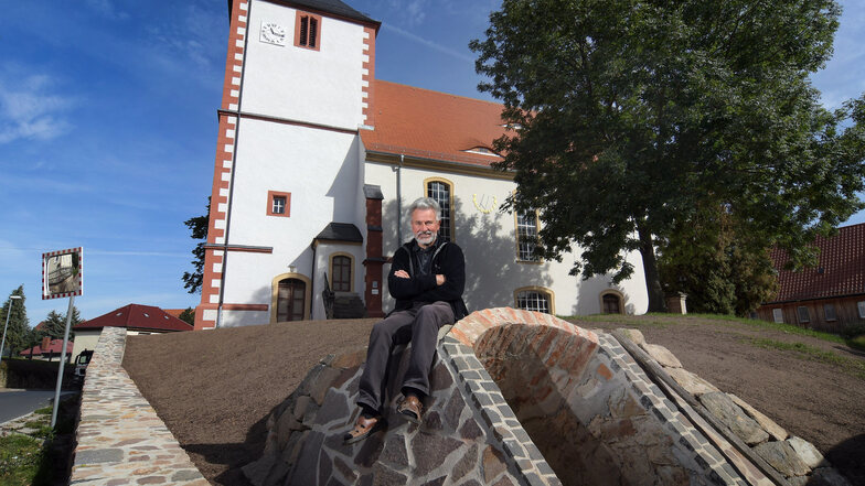 An der Kirche in Zschaitz ist die Sanierung so gut wie abgeschlossen. Pfarrer Reinhard Mehnert freut sich auch über die neu gestalteten Außenanlagen.