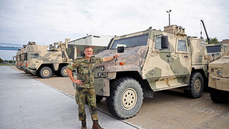 Kasernenfeldwebel Tassilo Heinrich steht vor einem der gepanzerten Fahrzeuge, die vom ISAF-Einsatz aus Afghanistan zurück nach Deutschland gekommen sind.