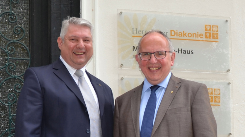 Michael Hellerling (li, hier mit Diakon Volker Krolzik, wird neuer Vorstand der Diakonie Herrnhut.