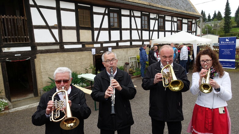 Die Wermsdorfer Blasmusikanten haben schon bei der Saisoneröffnung im vergangenen Jahr am Küsterhaus aufgespielt.