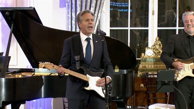 US-Außenminister überrascht mit Auftritt an der E-Gitarre