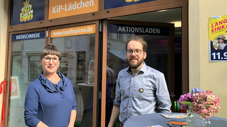 Dina Stiebing (l.) vom Verein "Citymanagement Pirna" und Robert Böhme vom Stadtmarketing vor dem KiP-Lädchen: Zusätzliche Möglichkeiten für neue Ideen.