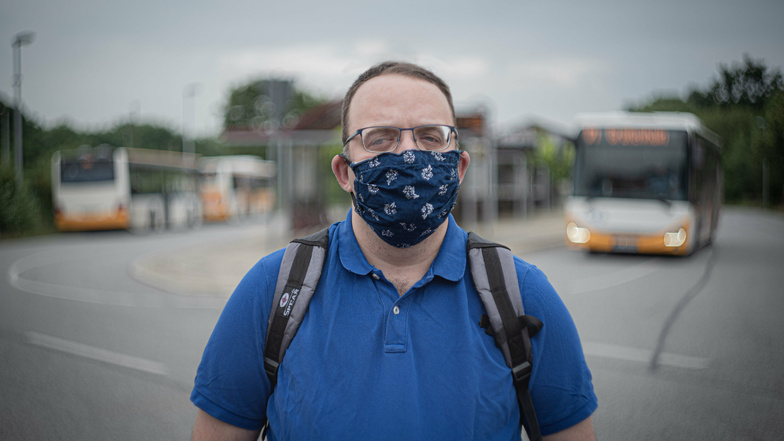 Werner Kohl am Busbahnhof in Kamenz: Der Panschwitzer kritisiert, dass die Maskenpflicht auf seiner Bus-Strecke nicht konsequent durchgesetzt wird.