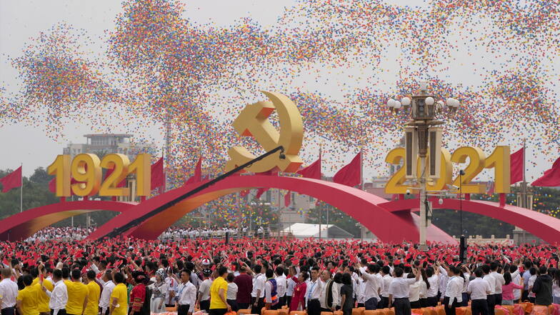 uftballons schweben über Menschen, die an einer Zeremonie auf dem Platz des Himmlischen Friedens anlässlich des 100. Jubiläums der Kommunistischen Partei Chinas chinesische Flaggen schwenken.