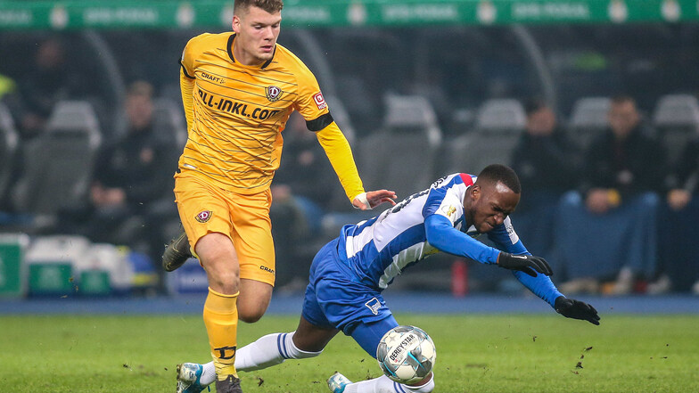 Im Spiel zeigt sich Dynamos-Abwehrtalent Kevin Ehlers (l.) auch gegen Top-Stürmer wie Berlins Dodi Lukebakio zweikampfstark und erstaunlich abgeklärt.