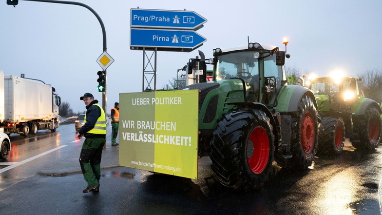Proteste auch in der Landeshauptstadt: Landwirte blockieren eine A17-Auffahrt in Dresden.