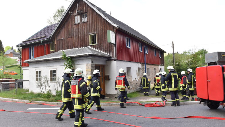 Brand in Seyde: Im Mai brannte es in einem Haus an der Rehefelder Straße. Auch die Kameraden aus Altenberg waren mit vor Ort.