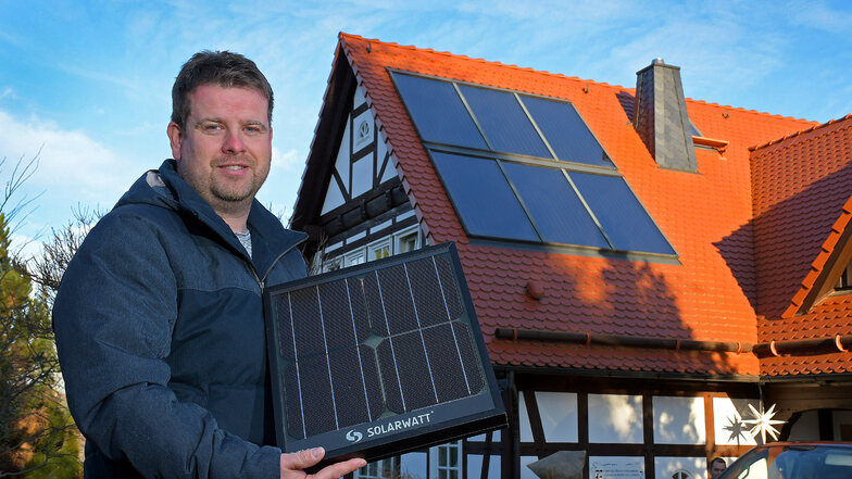 Mit den sechs Kollektoren der Süd-Solaranlage auf dem Dach seines Wohnhauses in Choren sorgt Steffen Wagner für die nötige Wärme im Haus. Scheint einmal keine Sonne, dann springt eine Wärmepumpe an, die Erdwärme zuführt.