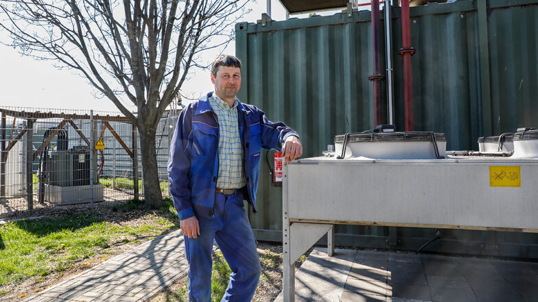Torsten Riedel vom Agrarbetrieb Schlegel/Dittelsdorf an der Biogasanlage, die künftig auch das Dorfgemeinschaftshaus mit Wärme versorgen soll.