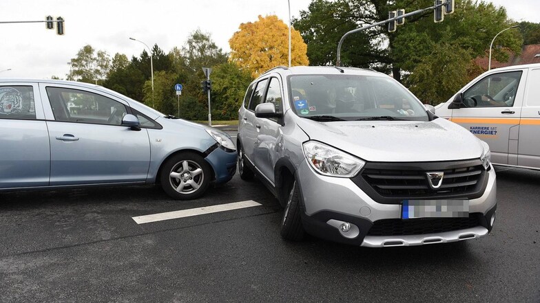 Ein Opel und ein Dacia sind am Freitag auf der Kreuzung kollidiert. Die Ampeln gehen seit Sonntagabend nicht mehr, weil ein Peugeot den Verteilerkasten umfuhr. Seither muss die Vorfahrt mehr denn je beachtet werden.