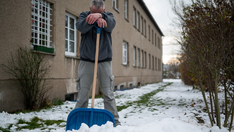 Paul Reever hat 20 Jahre in der Bundeswehr gedient.. Dann kam der Absturz und er landete im Obdachlosenheim, wo er jetzt auch beim Schneeschippen hilft.