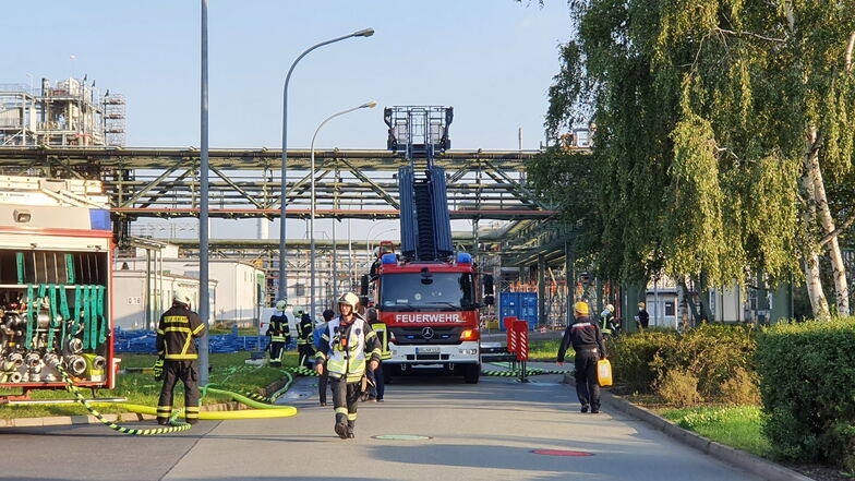Auch die Drehleiter der Freiwilligen Feuerwehr Nünchritz kam im Chemiewerk mit zum Einsatz.
