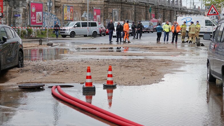 Nach Rohrbruch: Überflutete Straße in der Dresdner Neustadt bleibt vorerst gesperrt