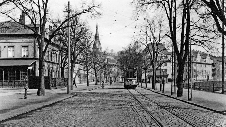Auf dieser Ansichtskarte von 1912 ist das Wartehäuschen rechts neben der Straßenbahn noch da.
