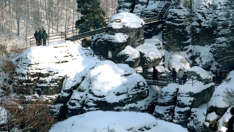 Das winterliche Elbsandsteingebirge ist ein zauberhafte Landschaft. Beim Wandern sollte man aber Vorsicht walten lassen.