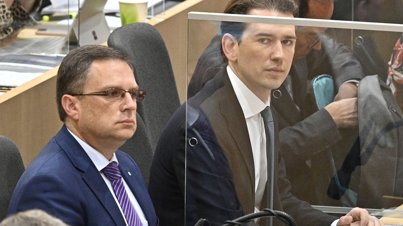 Abgeordneter August Wöginger (l-r) und Sebastian Kurz, Parteivorsitzender der ÖVP, nehmen an der Debatte im Nationalrat über den Budgetentwurf teil.