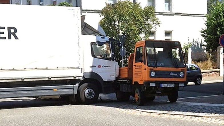 Auf der Kreuzung Pestalozzistraße/Franz-Mehring-Straße ist ein Laster in ein Multicar gefahren.