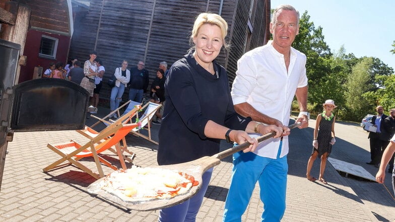 Zwei Profis am Werk. Berlins Regierende Bürgermeisterin Franziska Giffey und Henry Maske am Pizzaofen.