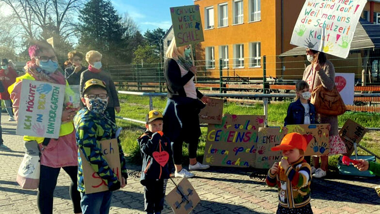 Auf vielen bunten Plakaten war am Montag in Bernsdorf wieder zu lesen, was sich Eltern und Kinder wünschen – nämlich regulär geöffnete Kitas und Schulen.