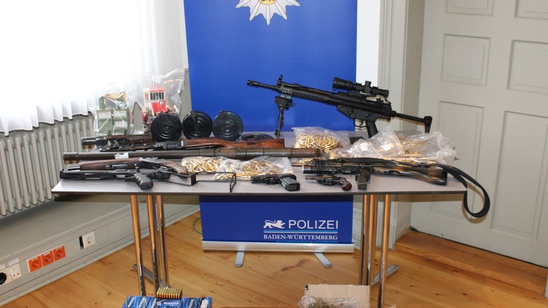 Die Ermittler haben die Waffen bei einer Razzia im Haus eines mutmaßlichen Drogendealers gefunden.