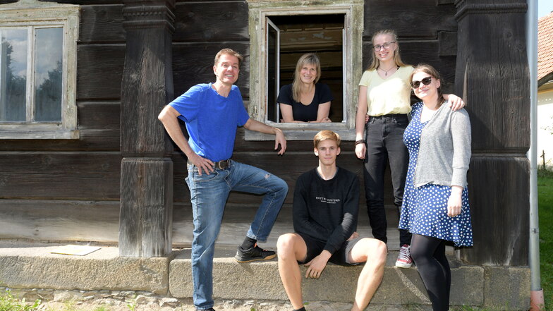 Die Eheleute Martin und Monika Fink mit ihren Kindern Florian, Luisa und Lena an ihrem Umgebindehaus in Eibau.