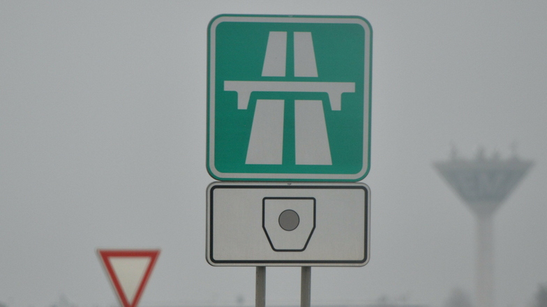 Ein Schild an der Autobahn Dresden-Prag weist Fahrer auf die Vignettenpflicht hin. Noch steht nicht fest, wann sich die Gebühren ändern. Klar ist aber: Es wird teurer.