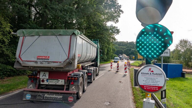 Auf der Grimmaer Straße kurz vor der Anbindung auf die Umgehungsstraße kommt es aus Richtung Polditz/Zschopach auch nächste Woche noch zu Behinderungen.