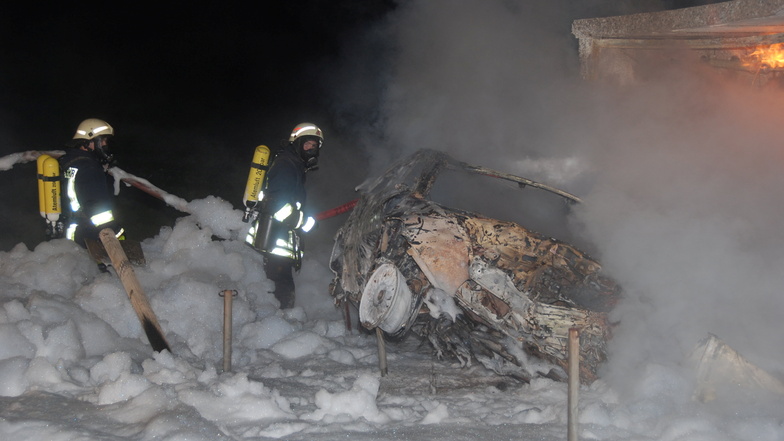 Sehr gefährlich: Ein Pkw fuhr 2009 in eine Gasverteilerstation auf der Wilsdruffer Straße. Auto und Station brannten.