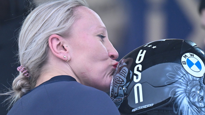 Die Bobdominatorin Kaillie Humphries aus den USA küsst nach dem Sieg im Weltcup ihren Helm. Altenberg ist eine ihrer absoluten Lieblingsbahnen.
