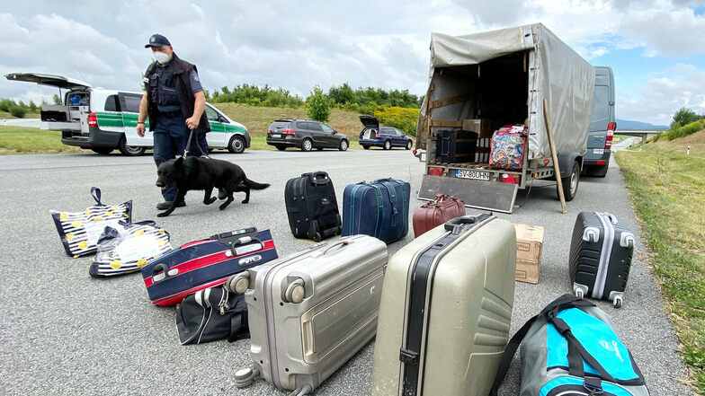 Diensthundeführer Thomas Scholze lässt Drogen-Spürhund "Armab" das Gepäck einer rumänischen Reisegruppe absuchen.