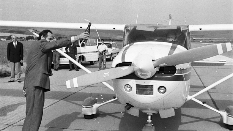 Diese einmotorige Sportmaschine landete im Mai 1993 als erstes Zivilflugzeug auf dem Großenhainer Flugplatz und wurde von Gerhard Utz getauft. Die Ära der sowjetischen Nutzung war vorbei.