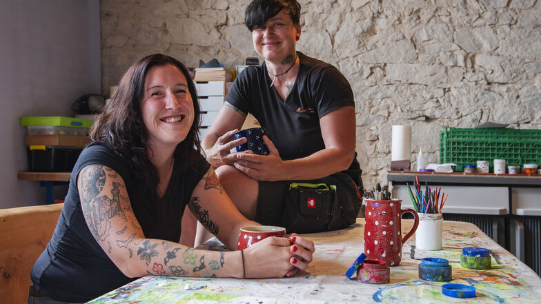 In Knopf’s Kreativ-Werkstatt fühlen sich Josephine Baatzsch (l.) und Katja Morenz sichtlich wohl. Hier werkeln ganze Kindergeburtstage, findet man nebenan im kleinen Shop auch witzige Geschenk-Ideen.