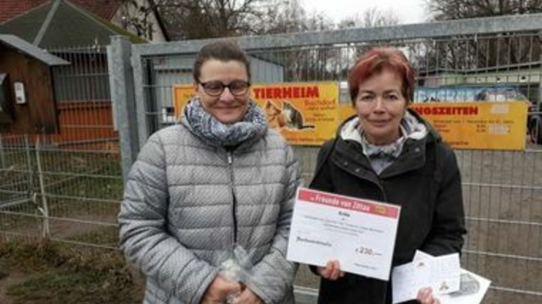 Anett Dietrich (rechts) mit dem Spendenscheck der "Freunde von Zittau" über 230 Euro samt Umschlag, welche die Namen der Höchstbietenden enthalten.