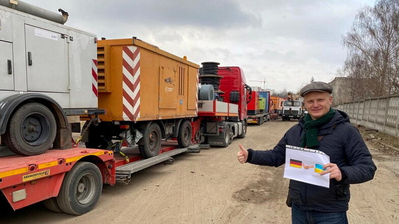 Der erste Schwertransport ist in Lwiw eingetroffen. Dmytro Vankovych, Leiter des Wasser- und Abwasserbetriebes Voda-Kanal, freut sich über die schnelle Hilfe aus Dresden.