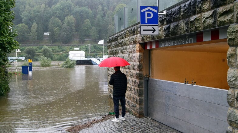 Immer wieder wird auch in Bad Schandau auf die Elbe geschaut. Noch steigt der Pegel.