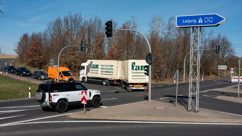 Vor der Vollsperrung kann nun nach links in Richtung Niederranschütz abgebogen werden. Dadurch kommen die Fahrzeuge schnell auf die „Schleichweg“.