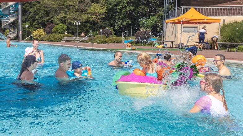 Nach einer sonnenreichen Freibadsaison schließt das Freibad in Döbeln aufgrund einer Havarie einen Tag vorfristig am Dönnerstag.