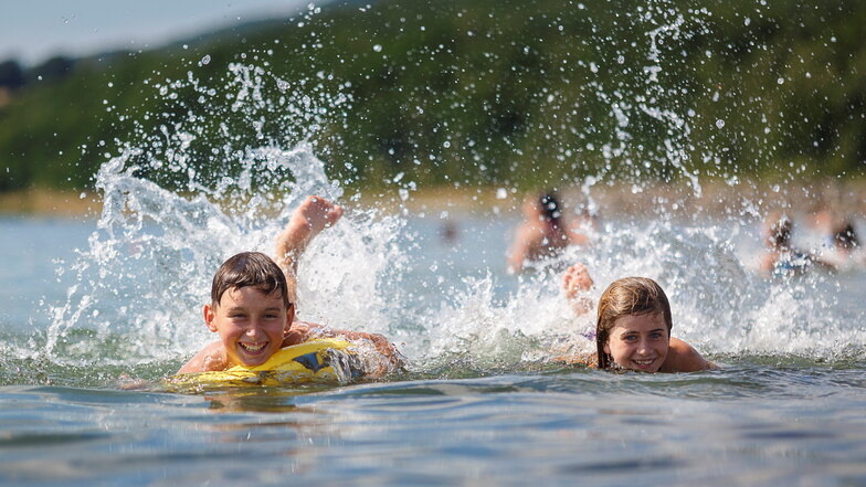 Raphael und Laura baden am Nordoststrand des Berzdorfer Sees. Bis zur neuen Saison dauert es gar nicht mehr lange.