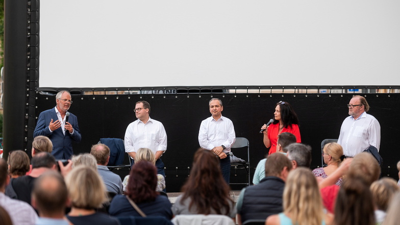 Henrik Greisner, Alexander Kratzsch, Octavian Ursu, Moderatorin Peggy Wolter und Stefan Arndt sprachen beim Fliegenden Sommerkino über die Film-Zukunft von Görlitz.